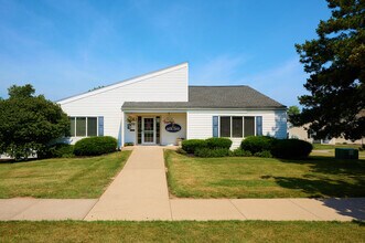 Long Pond Shores Waterfront Apartments in Rochester, NY - Foto de edificio - Building Photo