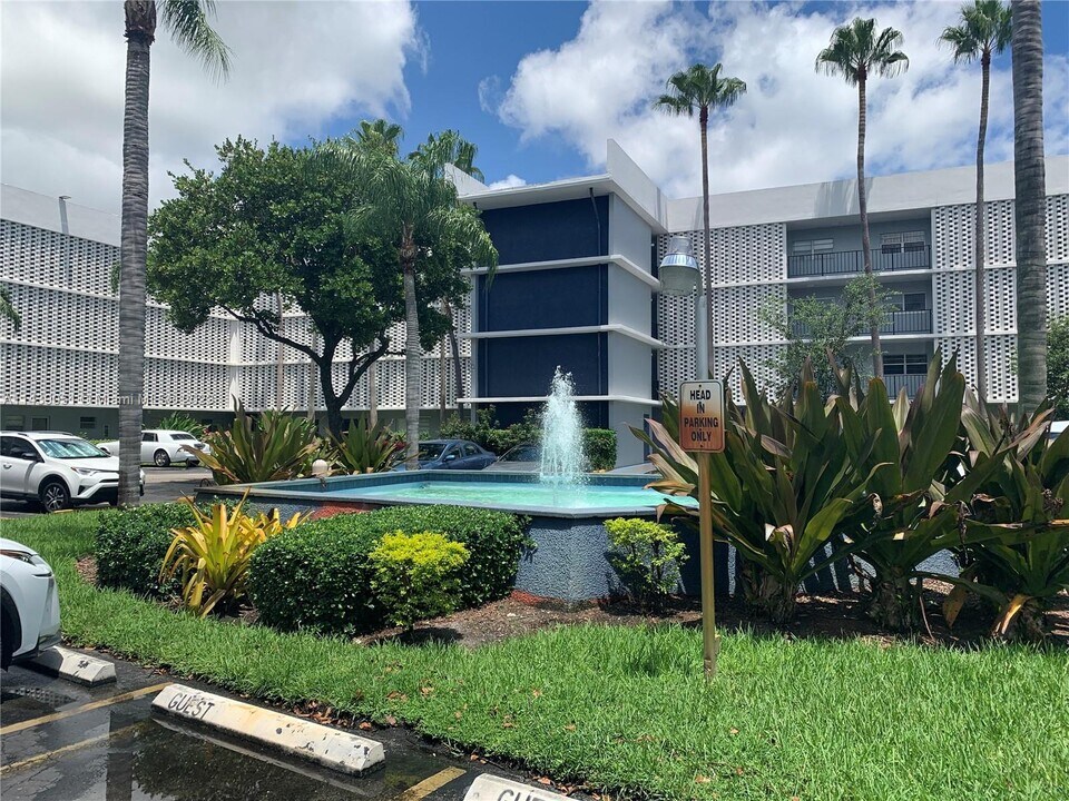 877 NE 195th St-Unit -318 in Miami, FL - Building Photo