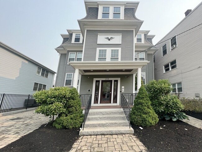 214 E Eagle St in Boston, MA - Building Photo - Building Photo