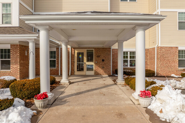 Krause Gardens Senior Living (55+) in Manchester, CT - Foto de edificio - Building Photo