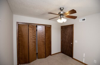 2216 S Leonard Rd in St. Joseph, MO - Building Photo - Building Photo