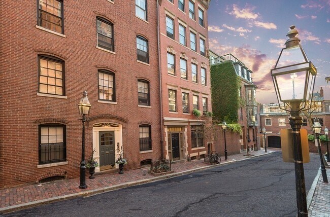 130 Myrtle St in Boston, MA - Building Photo - Building Photo