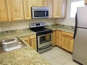 6810 Deatonhill Dr in Austin, TX - Building Photo - Building Photo