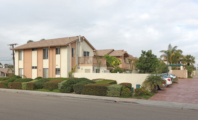 The Pines Apartments in National City, CA - Foto de edificio - Building Photo