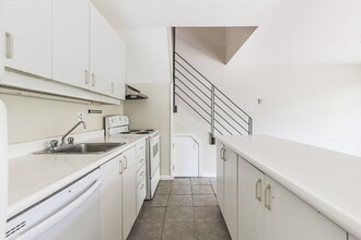 2064-2064 Queen St E in Toronto, ON - Building Photo - Building Photo