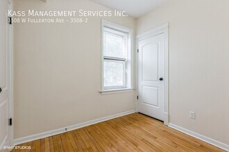 3508 W Fullerton Ave in Chicago, IL - Foto de edificio - Building Photo