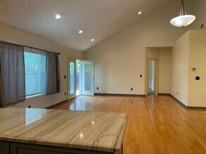 632 John Wayne Dr in Central Point, OR - Building Photo - Building Photo