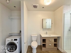 102 W Chicago Ave, Unit S in Chicago, IL - Building Photo - Building Photo