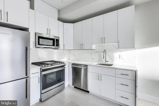 2556 University Pl NW-Unit -101 in Washington, DC - Building Photo - Building Photo