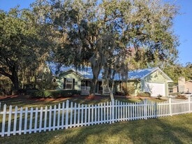 240 SE 2nd Ave in Crystal River, FL - Building Photo