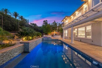 20151 Vía Medici in Los Angeles, CA - Building Photo - Building Photo