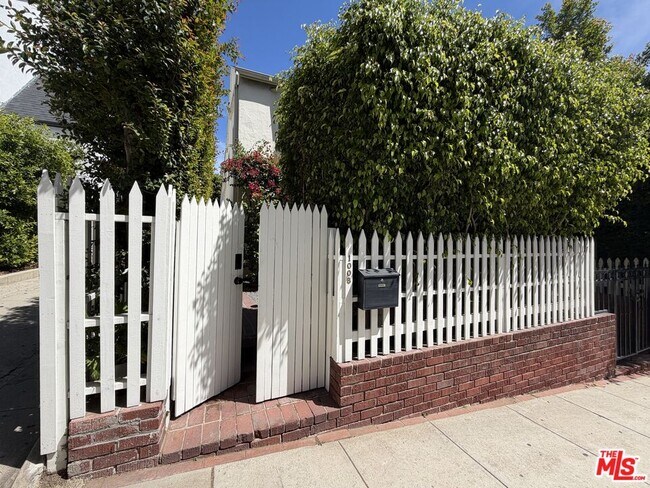 1004 Cory Ave in West Hollywood, CA - Building Photo - Building Photo