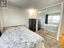 100 Leeward Glenway in Toronto, ON - Building Photo