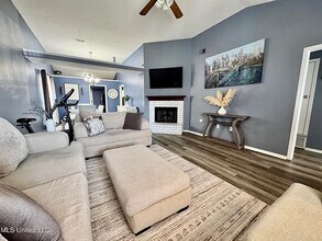 1096 W E Ross Pkwy in Southaven, MS - Building Photo - Building Photo