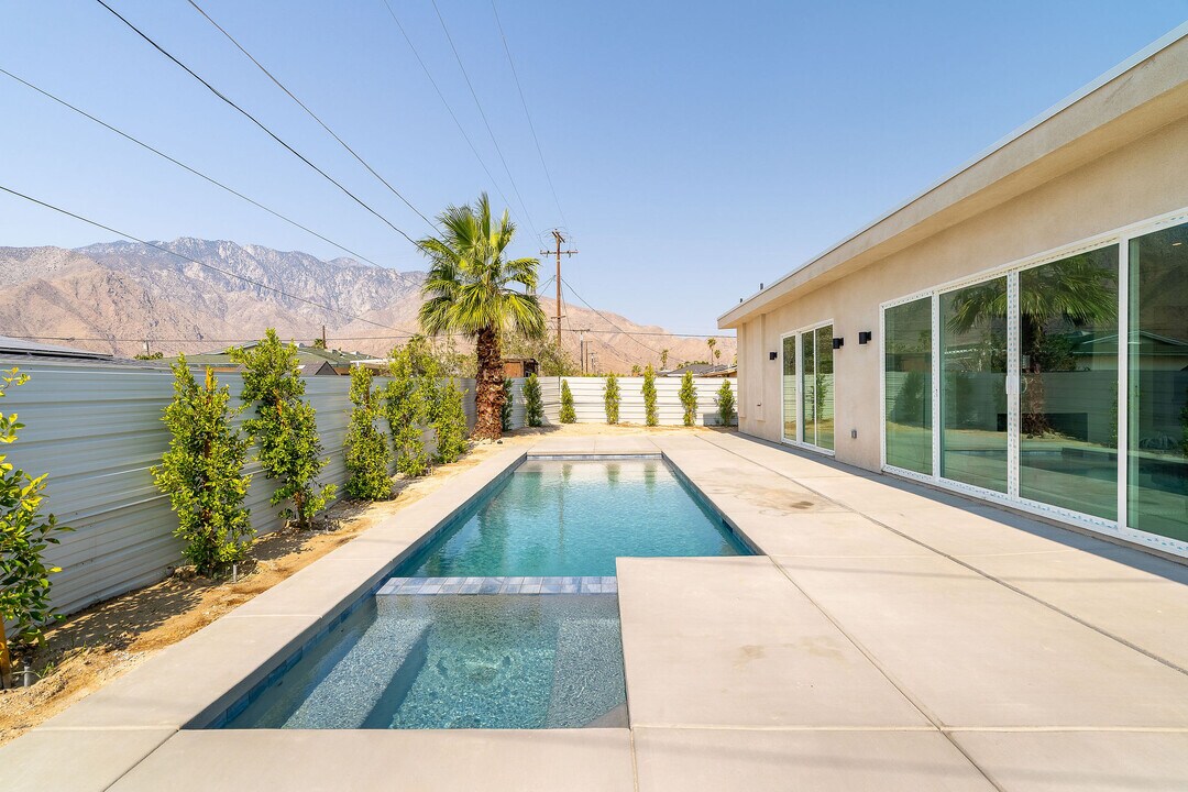 361 W Sunview Ave in Palm Springs, CA - Foto de edificio
