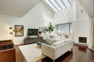 1120 Granville Ave, Unit 302 in Los Angeles, CA - Foto de edificio - Building Photo