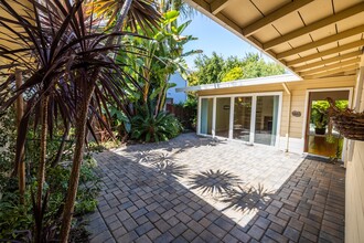 641 E Meadow Dr in Palo Alto, CA - Foto de edificio - Building Photo