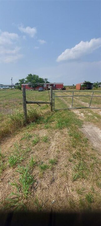 20948 Cameron Rd in Coupland, TX - Building Photo