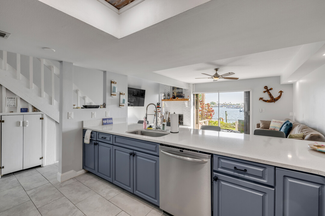 129 Lagoon Ct in New Smyrna Beach, FL - Foto de edificio