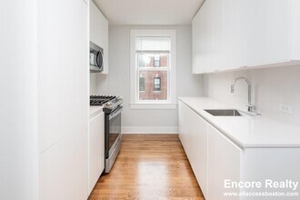 27 Forest St in Cambridge, MA - Foto de edificio - Building Photo