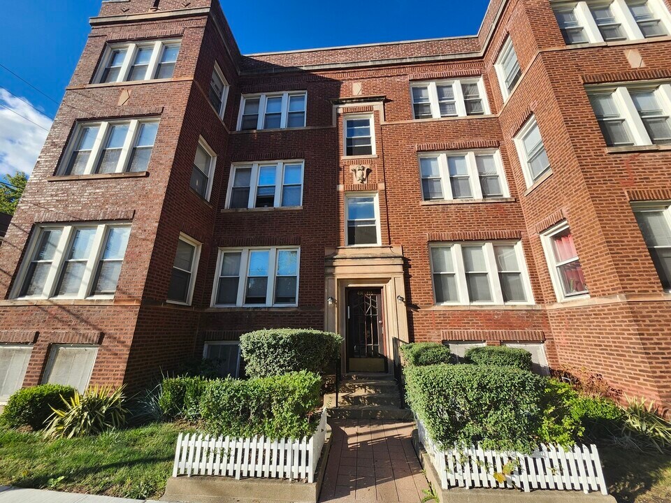 416 E 110th St in Chicago, IL - Building Photo