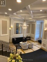 10 Old York Mills Rd in Toronto, ON - Building Photo