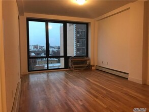 27-34 21st St-Unit -7 C in Queens, NY - Building Photo - Building Photo