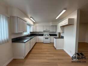 13129 Oxnard St in Los Angeles, CA - Building Photo - Building Photo