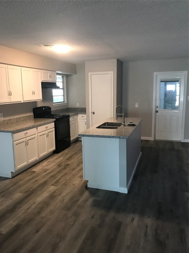 121 La Laja Dr in Angleton, TX - Building Photo - Building Photo