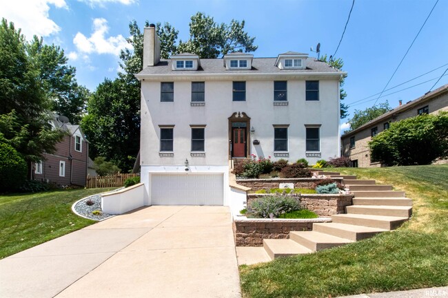 216 Hillcrest Ave in Davenport, IA - Building Photo - Building Photo