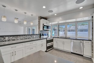 9240 SW 54th St in Cooper City, FL - Building Photo
