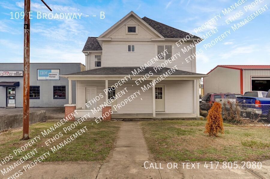 109 E Broadway in Monett, MO - Building Photo