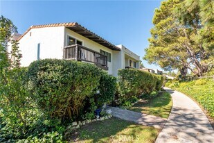 28 Sycamore Ln in Rolling Hills Estates, CA - Building Photo