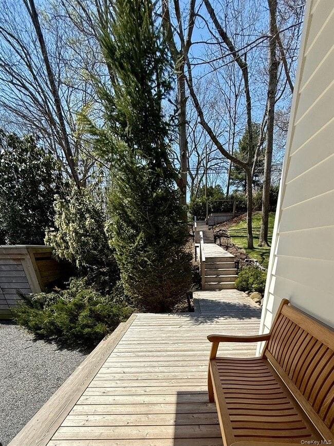 323 Division St in Sag Harbor, NY - Building Photo - Building Photo