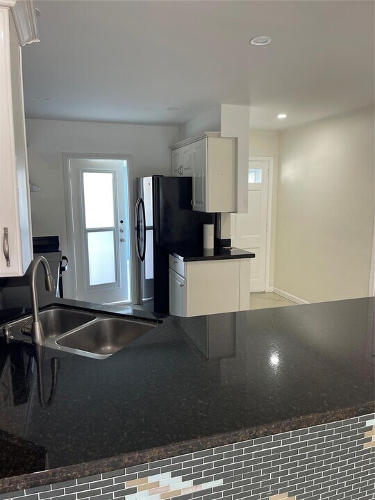 1100 Pine Dr, Unit 201 in Pompano Beach, FL - Foto de edificio