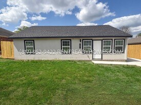 607 Lake View Dr in Montgomery, TX - Building Photo