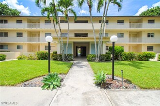 1020 Palm View Dr in Naples, FL - Foto de edificio - Building Photo