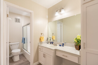 Mountainview Venture in Covina, CA - Building Photo - Interior Photo