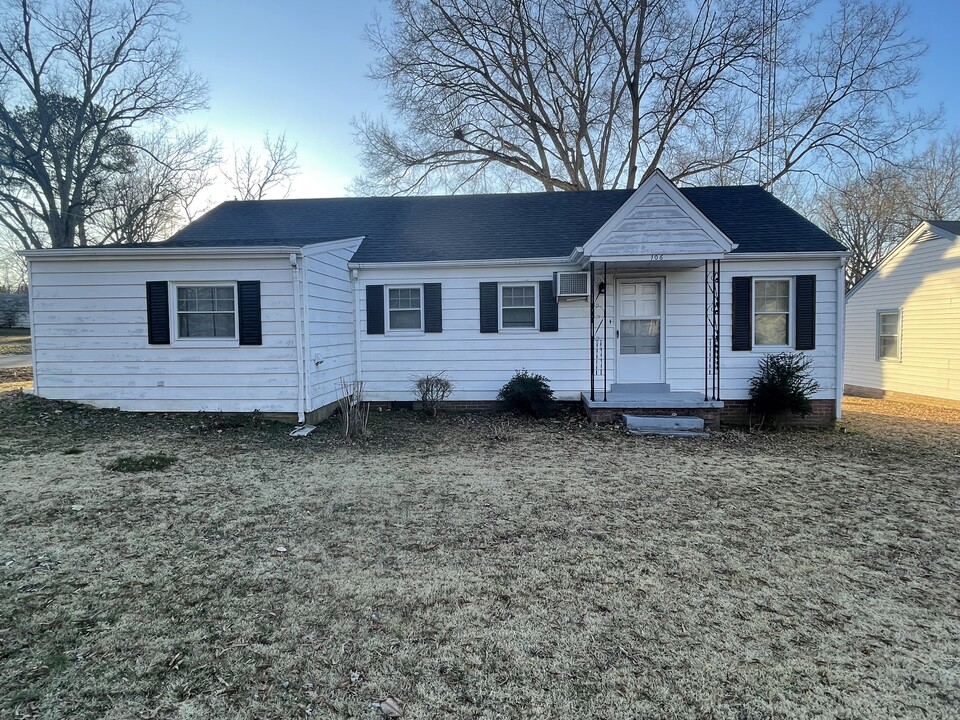 106 Courtland St in Jackson, TN - Building Photo