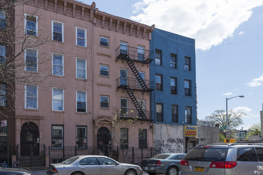 222 Monroe St in Brooklyn, NY - Building Photo