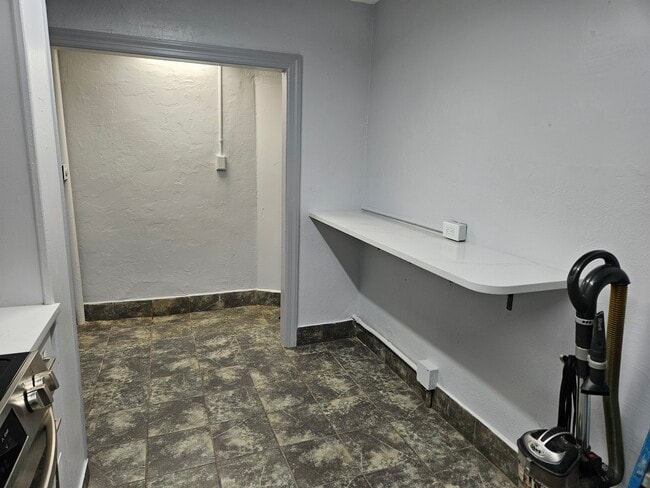 320 W Main St, Unit #1 in Norristown, PA - Foto de edificio - Building Photo
