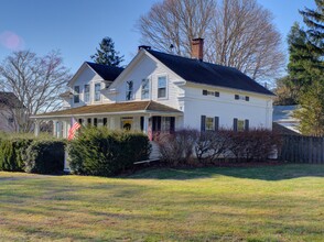 14 W Mystic Ave in Groton, CT - Foto de edificio - Building Photo