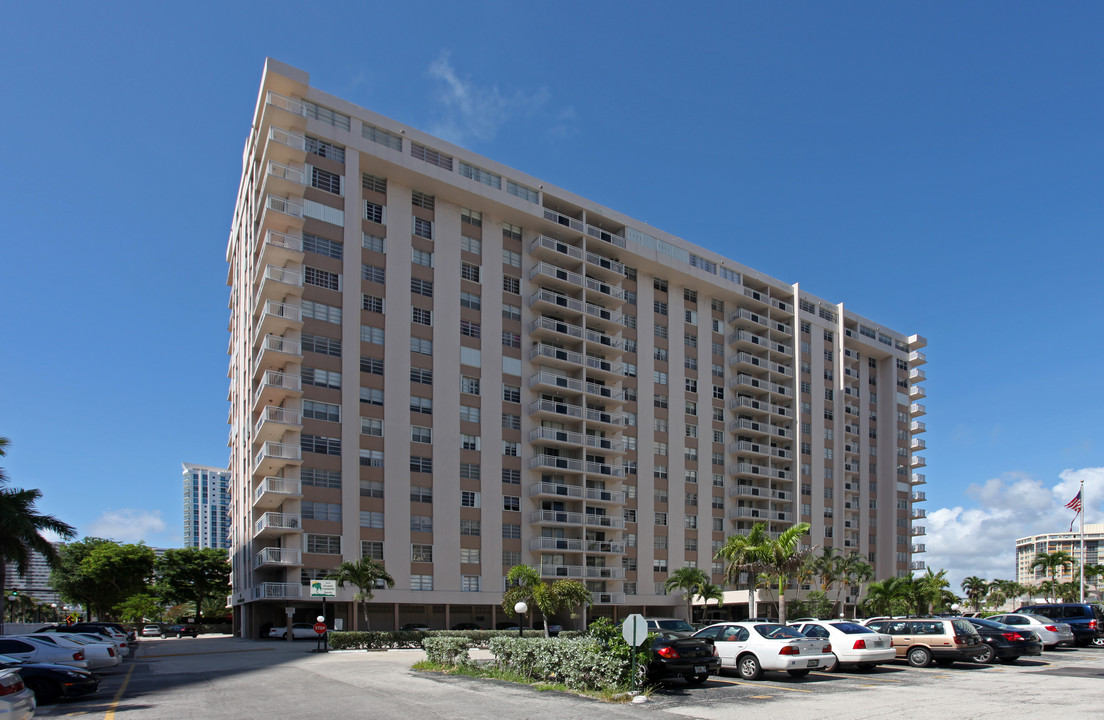 Plaza Towers South in Hallandale Beach, FL - Building Photo