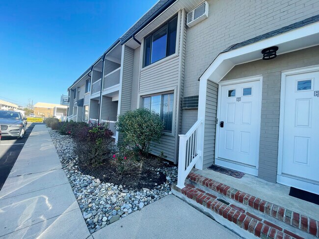 1382 Ocean Ave, Unit A15 ANNUAL in Sea Bright, NJ - Foto de edificio - Building Photo