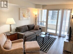 250 Wellington St W in Toronto, ON - Building Photo - Building Photo