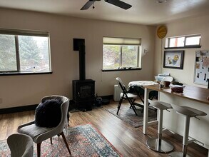 1248 NW Elgin Ave, Unit #1 in Bend, OR - Foto de edificio - Building Photo
