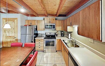 9100 Ryan Gulch Rd, Unit Treehouse Condo - H202 in Silverthorne, CO - Foto de edificio - Building Photo