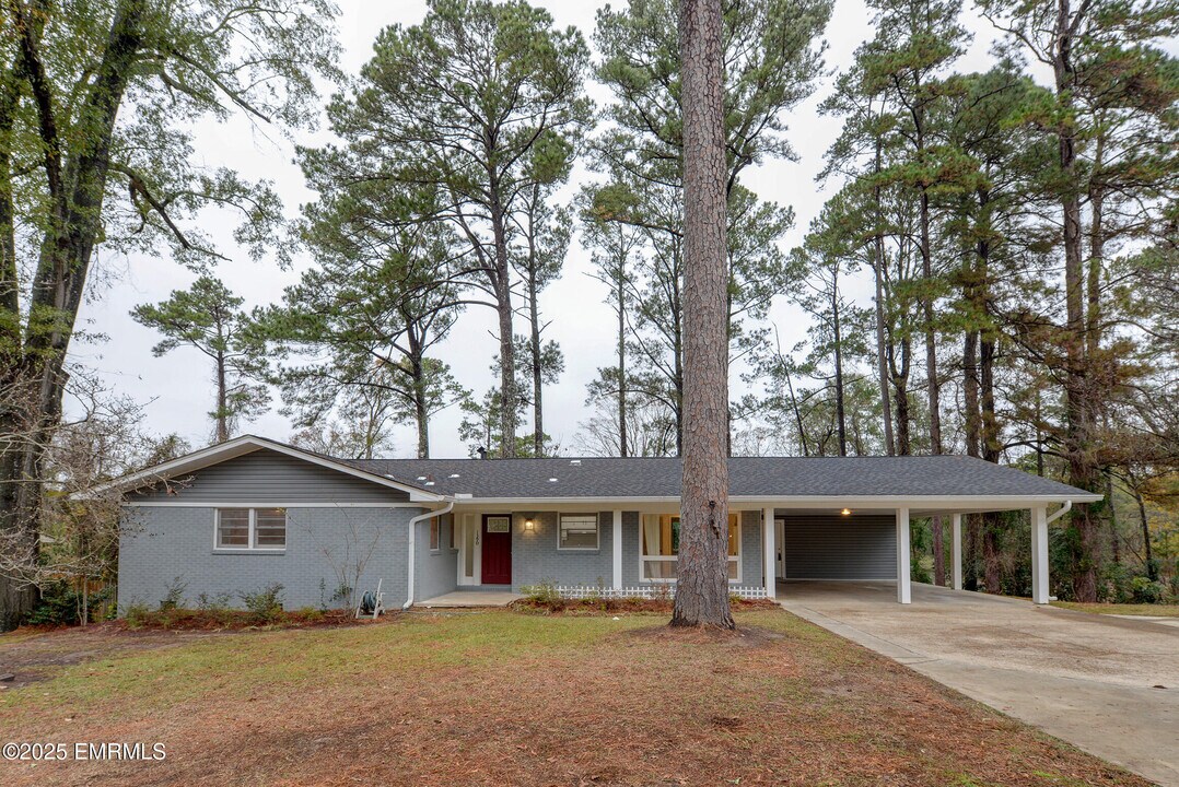 1390 N Hills St in Meridian, MS - Building Photo