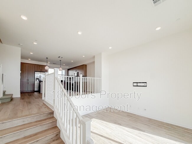 10482 San Diego Mission Rd in San Diego, CA - Foto de edificio - Building Photo