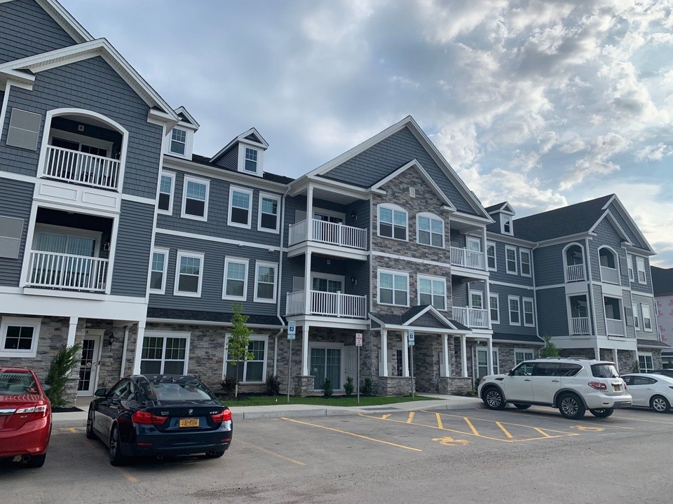 Parkway Luxury Apartments in Amherst, NY - Building Photo